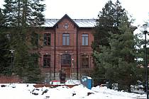 Obecní knihovna v Horní Suché se po třech letech vrací na své původní místo - do tzv. červené školy. Leden 2023.