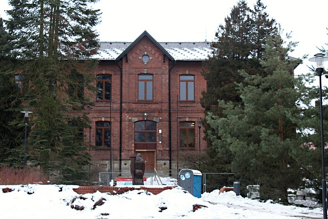 Obecní knihovna v Horní Suché se po třech letech vrací na své původní místo - do tzv. červené školy. Leden 2023.