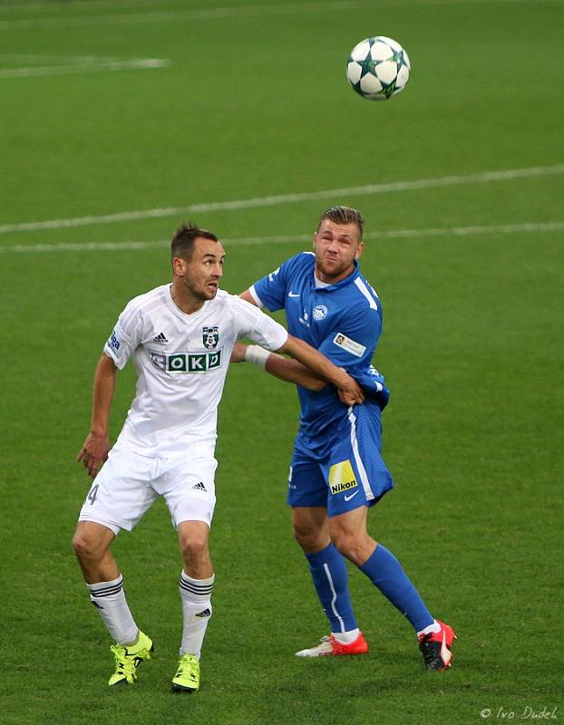 Karvinští fotbalisté (v bílém) vydřeli doma bod proti Liberci.