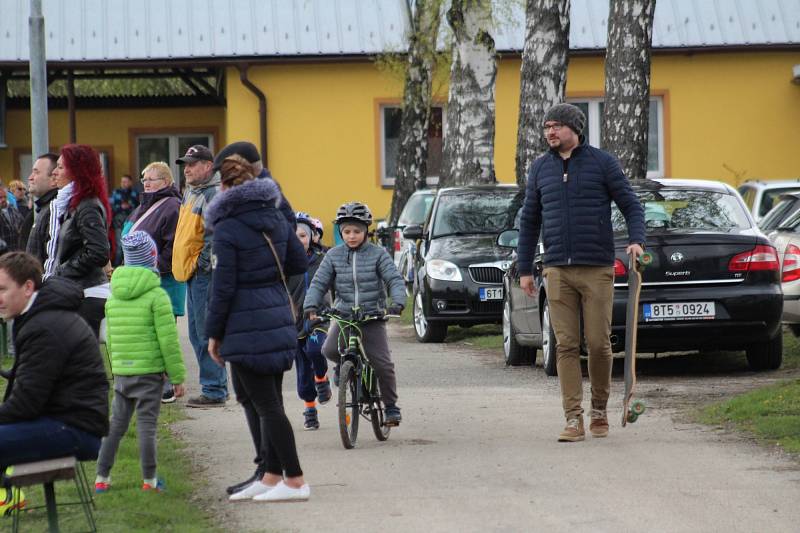 Utkání I.A třídy Stonava - Dolní Datyně (v bílém).