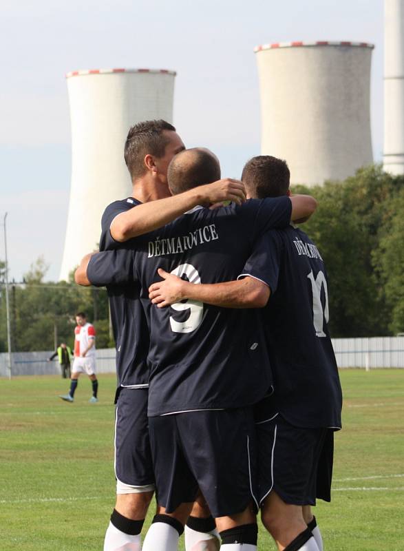 Fotbalové derby mezi Dětmarovicemi (v modrém) a Orlovou vyhráli domácí.