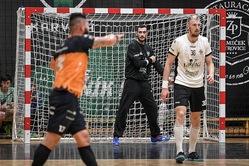 Karvinští házenkáři porazili Plzeň (v oranžovém) a vedou ve finálové sérii 2:1 na zápasy.