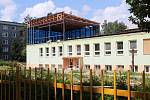 Budova jídelny ZŠ Dělnická v Karviné je bez střechy. Přistavuje se patro, kde budou jazykové učebny a odborné učebny přírodních věd.