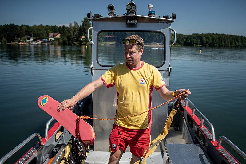 Záchranář Lukáš Fojtík ukazuje techniku. Vodní záchranná služba na vodní nádrži v Těrlicku, 5. srpna 2022.
