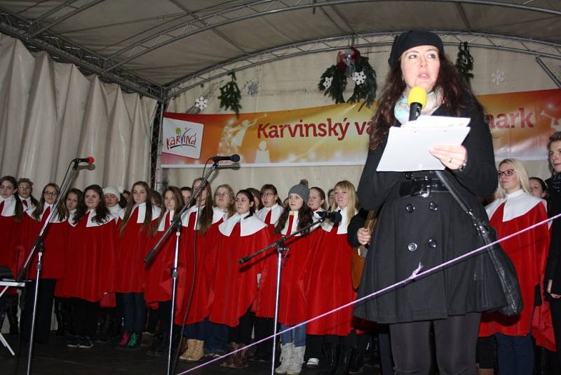 Zpívání koled na Masarykově náměstí v Karviné. 