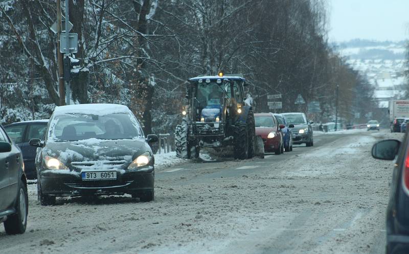 Přívaly sněhu na silnicích a dálnici D 48 u Českého Těšína způsobily komplikace v dopravě. Některé kamiony v kopci uvízly. Kvůli nehodě byl ucpaný a špatně průjezdný také sjezd z obchvatu města směrem na Třinec a Slovensko.