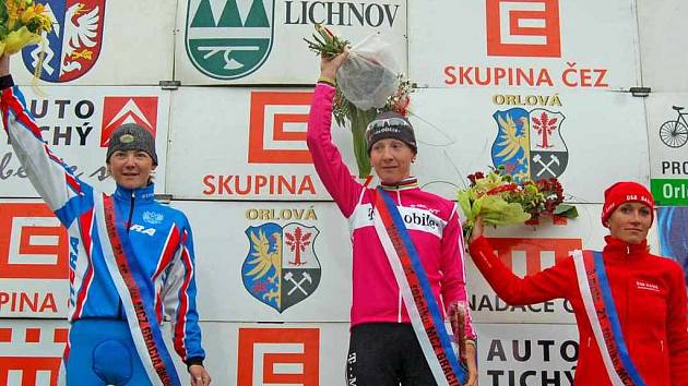 První tři závodnice celkového pořadí Gracie. Zleva druhá Alexandra Burčenkova z Ruska, vítězná Němka Judith Arndt a třetí Andrea Bosman z Nizozemska.