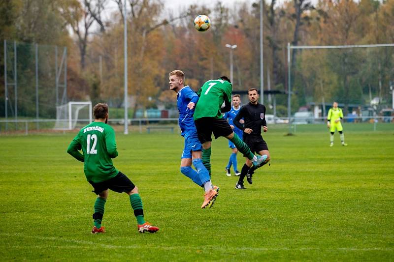 Zápas 12. kola I.A třídy, skupiny B, Horní Suchá - Čeladná 8:1. Kromě výhry byly po utkání důvodem k oslavě i 55. narozeniny jednoho z domácích trenérů Zdeňka Menouška.