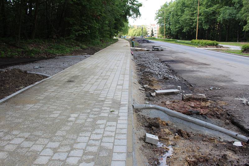 Nově rekonstruované chodníky s cyklostezkou podél Dlouhé třídy v Havířově. Hotovo mělo být 22. 5. 2018. Někde stavbaři v té době práci dokončovali, opravovali vady nebo dokonce teprve začínali s dlážděním.