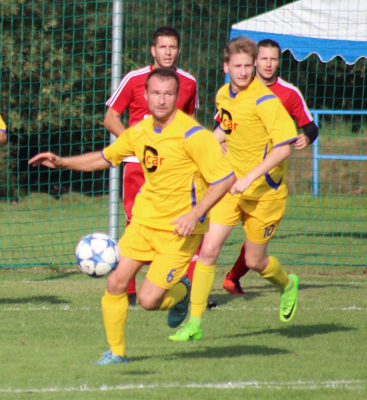 Věřňovice (v červeném) si v derby poradily s Dolní Lutyní.