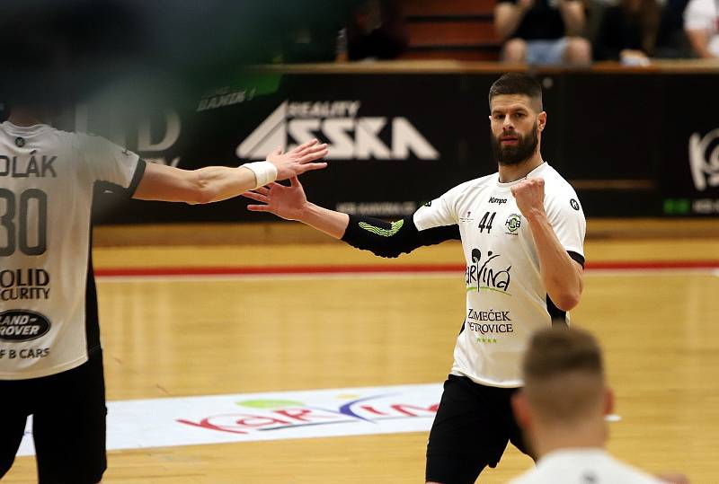 Karvinští házenkáři porazili Plzeň (v oranžovém) a vedou ve finálové sérii 2:1 na zápasy.