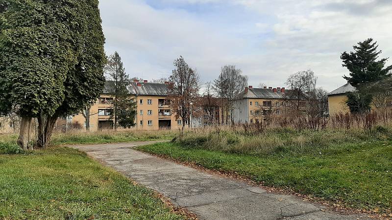 Karviná, Nové Město. ul. Fučíkova, kde stával dům, který město nechalo před časem zbourat. Listopad 2022.