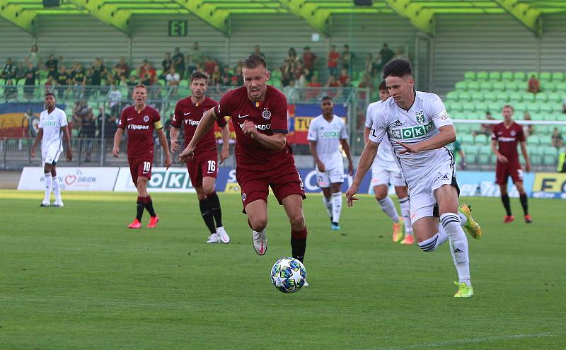 Karvinští (v bílém) proti Spartě srdnatě bojovali, nakonec ale prohráli 2:5.