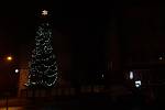 Vánoční strom v Dolní Lutyni je vzrostlý živý smrk před budovou obecního úřadu.