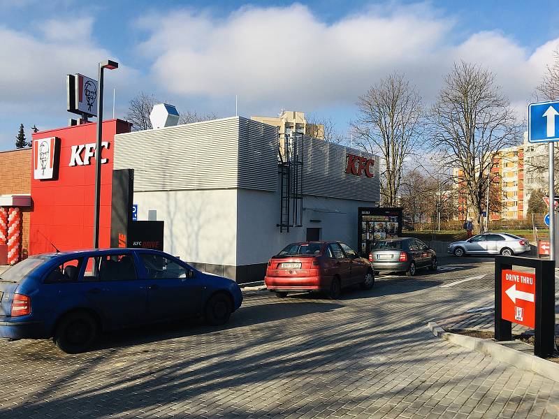 Třetí den provozu nového karvinského KFC. Prázdno u okének nebývá, právě naopak.