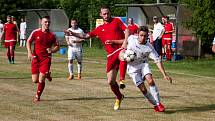 Fotbalisté Slavoje (v bílém) vyprovodili v posledním kole druhý Svinov výsledkem 5:1. I to svědčí o jejich letošní převaze.