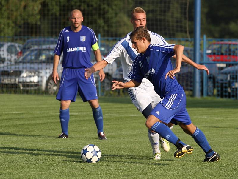 Sobotní fotbalové odpoledne v Petrovicích. V poháru postoupil Frýdek (v bílém).