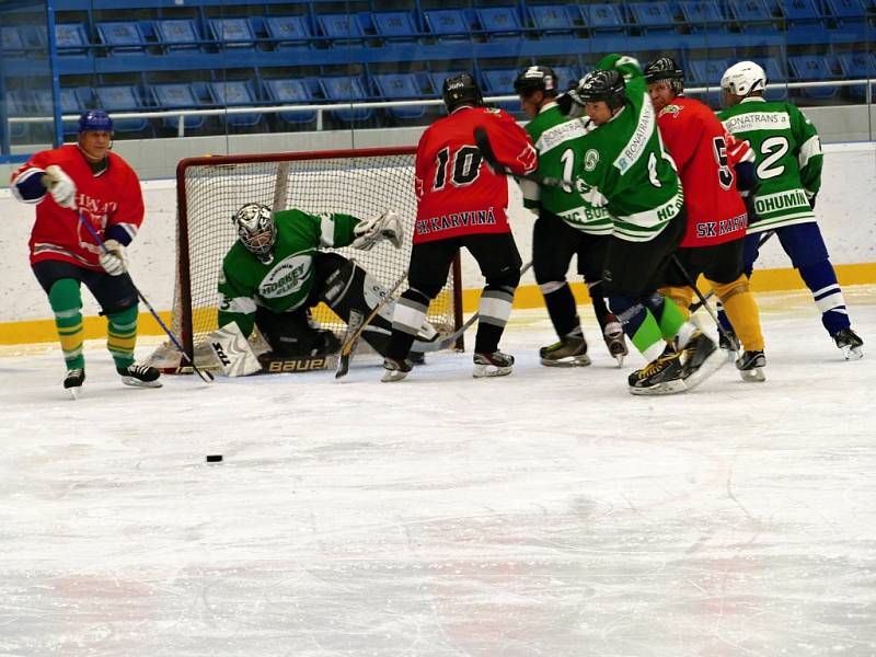 Na ledě havířovského zimního stadionu v sobotu večer od 17.30 do 20.30 hodin byly odehrány tři hokejová utkání hornických celků.
