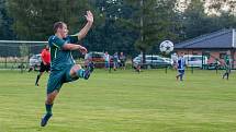 Třetí výhru v I.A třídě si připsali na konto fotbalisté Albrechtic (v modrém), kteří doma zdolali Dobratice 3:0.