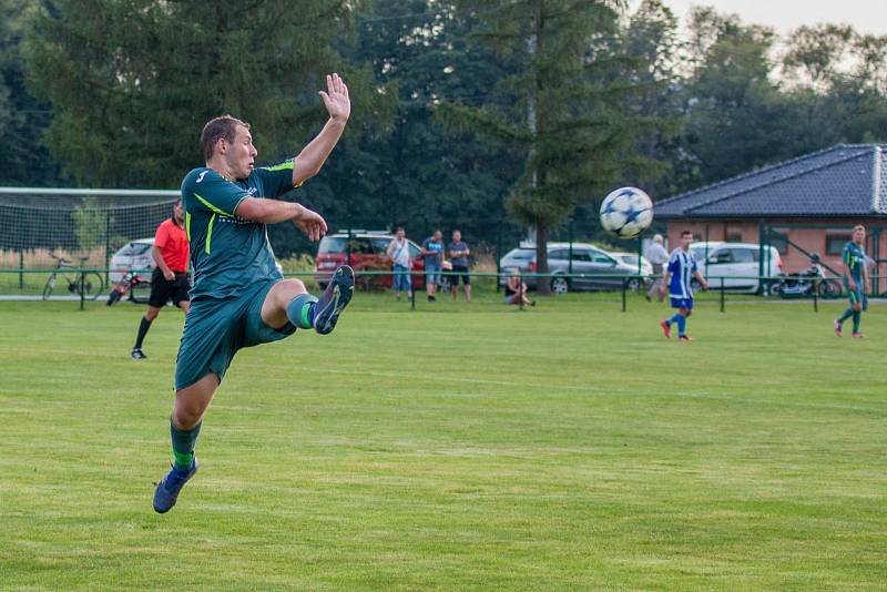 Třetí výhru v I.A třídě si připsali na konto fotbalisté Albrechtic (v modrém), kteří doma zdolali Dobratice 3:0.