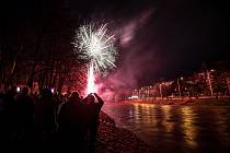 Novoroční ohňostroj 1. ledna 2022 v Českém Těšíně, kde jej sledovali lidé z obou břehů řekly Olše.