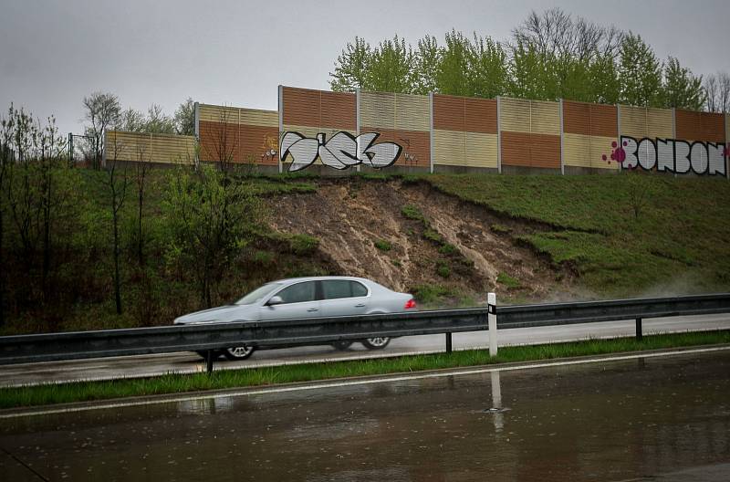 Sesuv půdy vlivem vytrvalých dešťů u dálnice D48 směrem na Český Těšín.