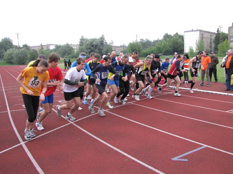 Jäklácká hodinovka na havířovském atletickém stadionu. 