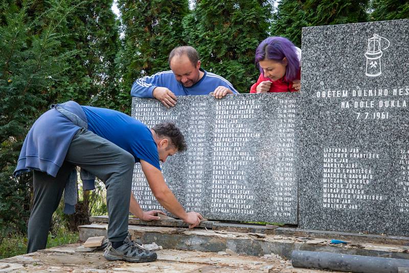Kameníci rozebrali pomník obětem důlního neštěstí na Dole Dukla v roce 1961 a budou jej v Těrlicku renovovat.