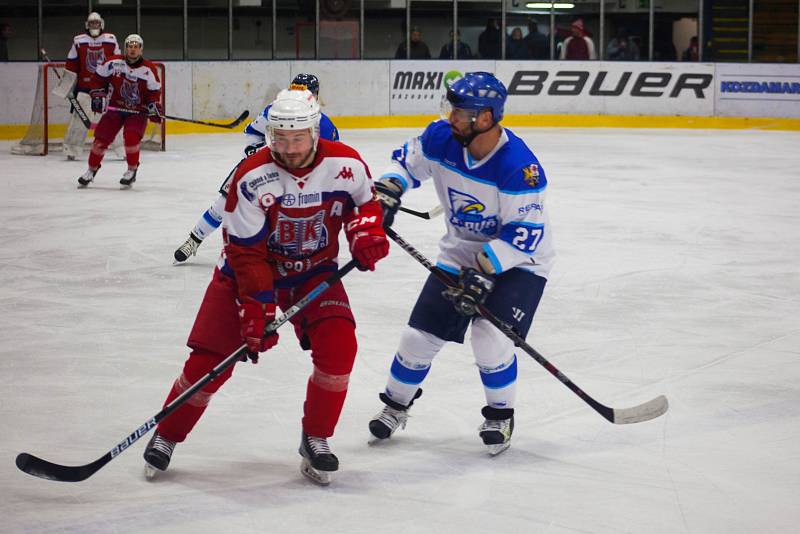 Orlovští hokejisté (v bílém) podlehli doma Havlíčkovu Brodu.
