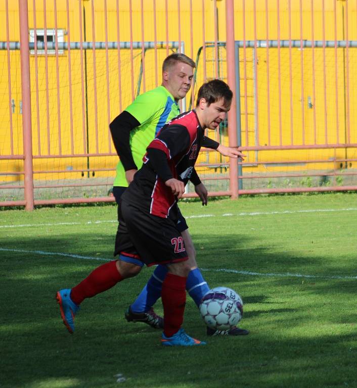 Fotbalisté Gascontrolu (světlé dresy) při derby s Těrlickem.