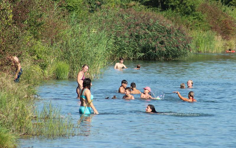 U karvinského moře jsou nově odpadkové koše a mobilní toalety. Oblíbené místo místních k rekreaci.