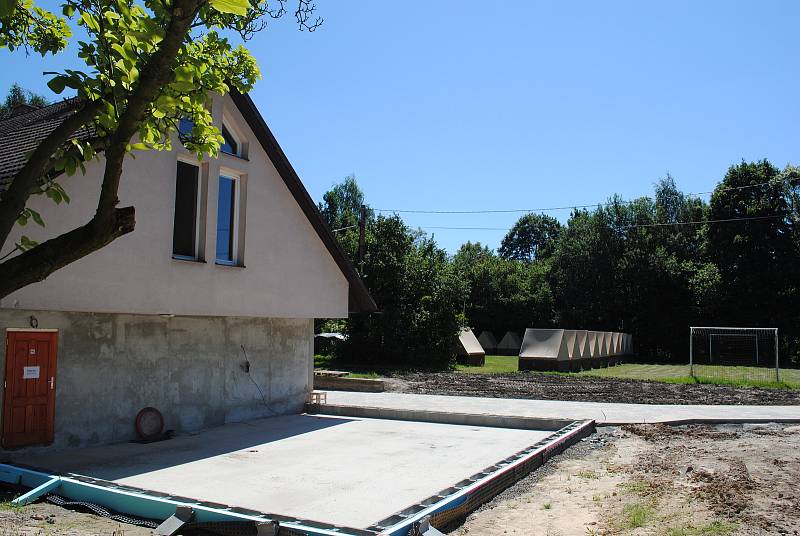 Členové evangelické farnosti v Orlové se pustili do rekonstrukce budovy fary a okolí kostela.