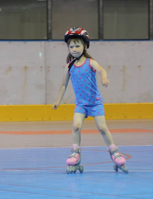 Na zimním stadionu v Orlové zprovoznili na letní sezonu in line plochu, na které se dá nejen jezdit na kolečkových bruslích, ale dají se tam hrát míčové sporty anebo badminton.