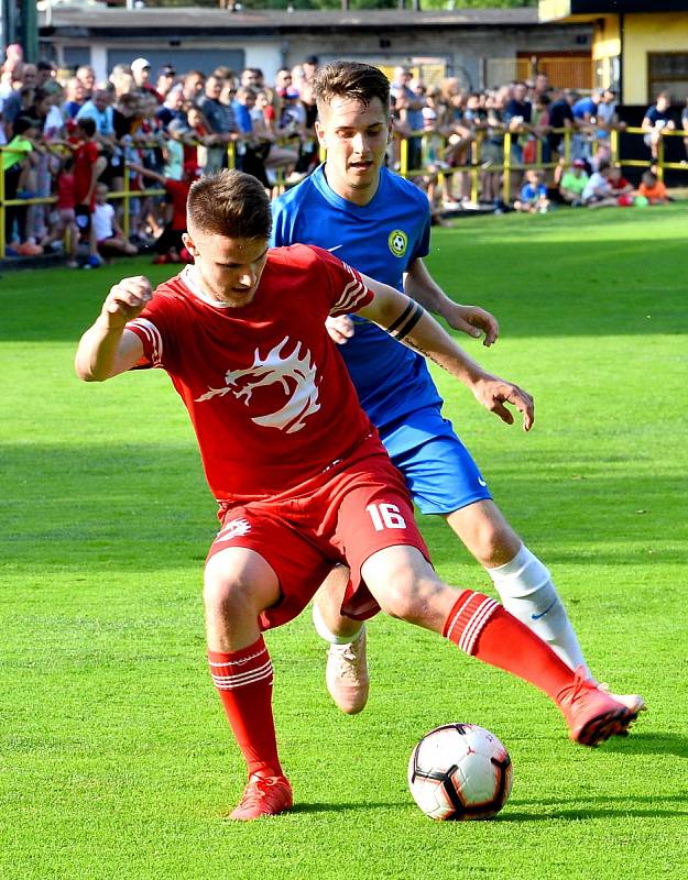 Českotěšínští fotbalisté si zahráli fotbálek s třineckými hokejisty.