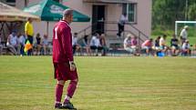 Fotbalisté Slavoje (v bílém) vyprovodili v posledním kole druhý Svinov výsledkem 5:1. I to svědčí o jejich letošní převaze.