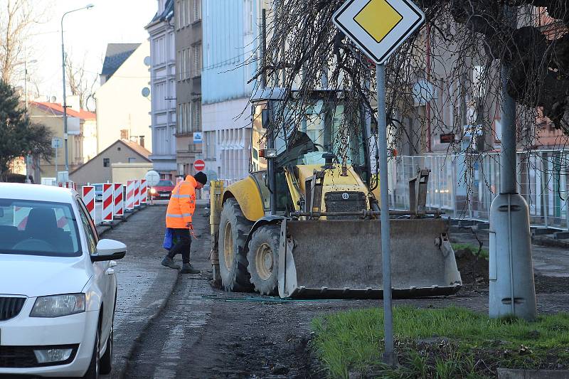 Po Nádražní ulici v Českém Těšíně se jezdí jednosměrně. Začala tam revitalizace a přeměna v částečnou pěší zónu. Práce potrvají do podzimu.