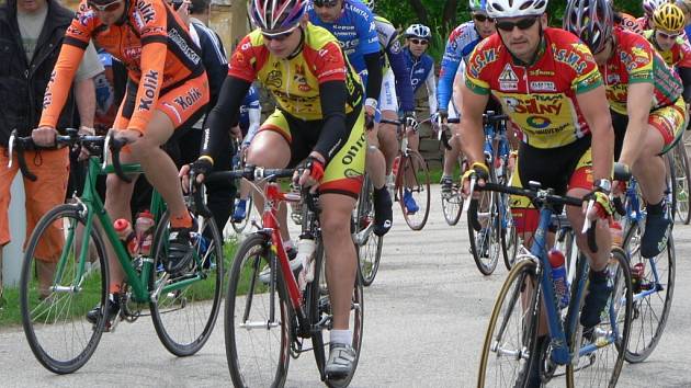 Seriál Slezského poháru amatérských cyklistů zahrnuje letos čtrnáct závodů. Na snímku je start loňského ročníku Velkopolomských okruhů.