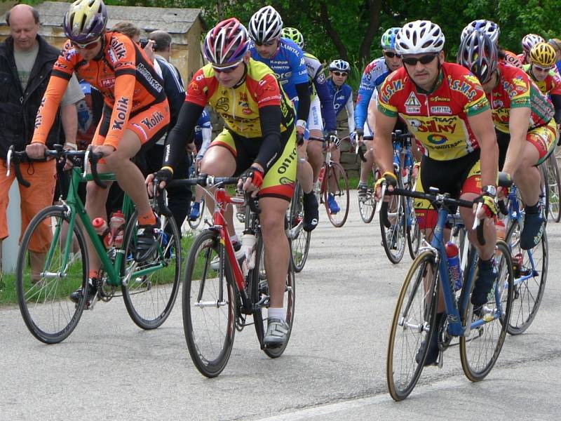 Seriál Slezského poháru amatérských cyklistů zahrnuje letos čtrnáct závodů. Na snímku je start loňského ročníku Velkopolomských okruhů.