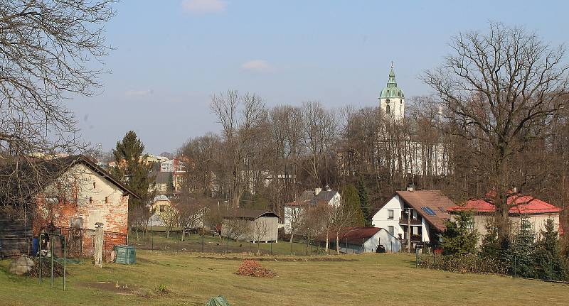 Dolní Lutyně. Centrum. pohled na kostel od Jiřinky