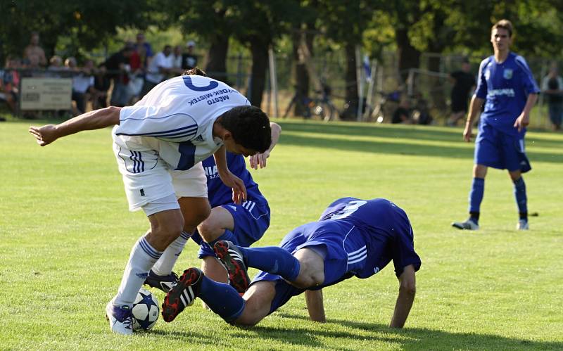 Sobotní fotbalové odpoledne v Petrovicích. V poháru postoupil Frýdek (v bílém).