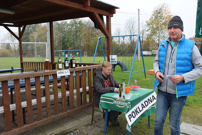 Při příchodu na zápas si jako divák můžete dát štamprličku něčeho ostřejšího.