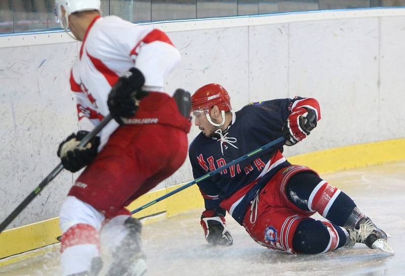 Úvodní duel nové druholigové sezony karvinští hokejisté (v modrém) tradičně nezvládli a podlehli doma Opavě.