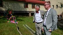 Vládní návštěva v Moravskoslezském kraji, 25. dubna 2018, Domov Březiny v Petřvaldu. Premiér Andrej Babiš s hejtmanem Ivo Vondrákém pomohli také se stavěním májky.