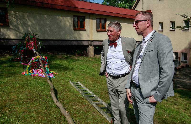 Vládní návštěva v Moravskoslezském kraji, 25. dubna 2018, Domov Březiny v Petřvaldu. Premiér Andrej Babiš s hejtmanem Ivo Vondrákém pomohli také se stavěním májky.