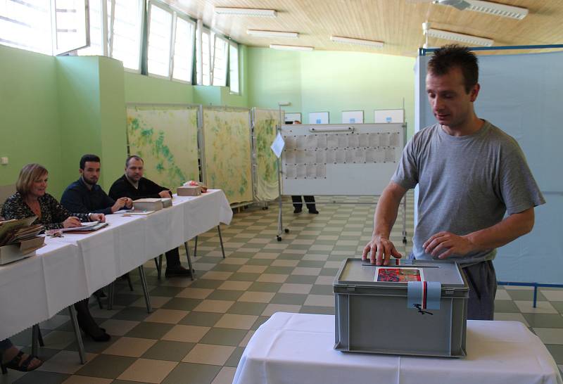 Hodinu po oficiálním otevření volebních místností volili také odsouzení v karvinské věznici.