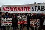Před krajským úřadem v Ostravě demonstrují obyvatelé Orlové za zachování tamní nemocnice.