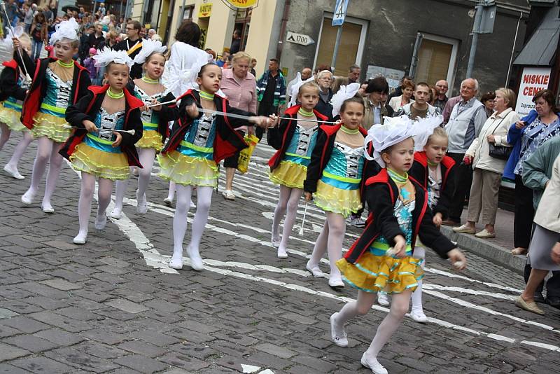 25. ročník Svátku Tří bratří zahájily v pátek tradiční slavnostní průvody z Českého Těšína a Cieszyna, které se setkaly na mostě Družby. 