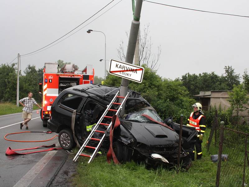 Vyprošťování havarovaného automobilu. 