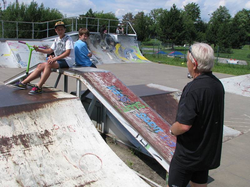 Ředitel Správy sportovních a rekreačních zařízení Václav Wicher při návštěvě skateparku odpověděl dětem, proč se musely překážky upravit. 