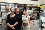 Bohumínská kavárna Bastien café získala ocenění Spokojený zákazník. Na snímku majitelka podniku Tereza Kulendíková se spolupracovnicemi.